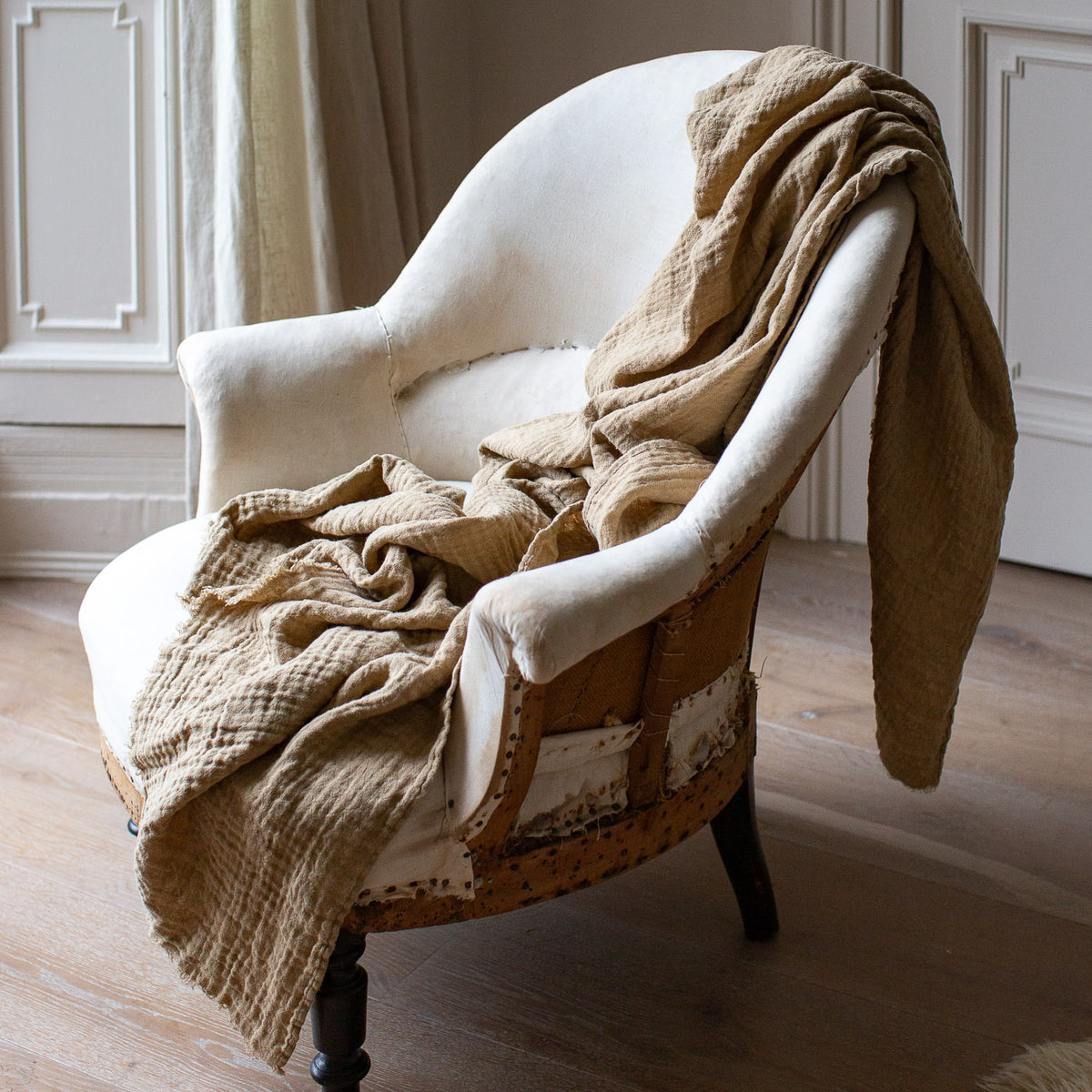 http://www.elleihome.com/cdn/shop/files/Ellei_home_Handmade_Linen_Blanket_Hay-2_1200x1200.jpg?v=1692094547